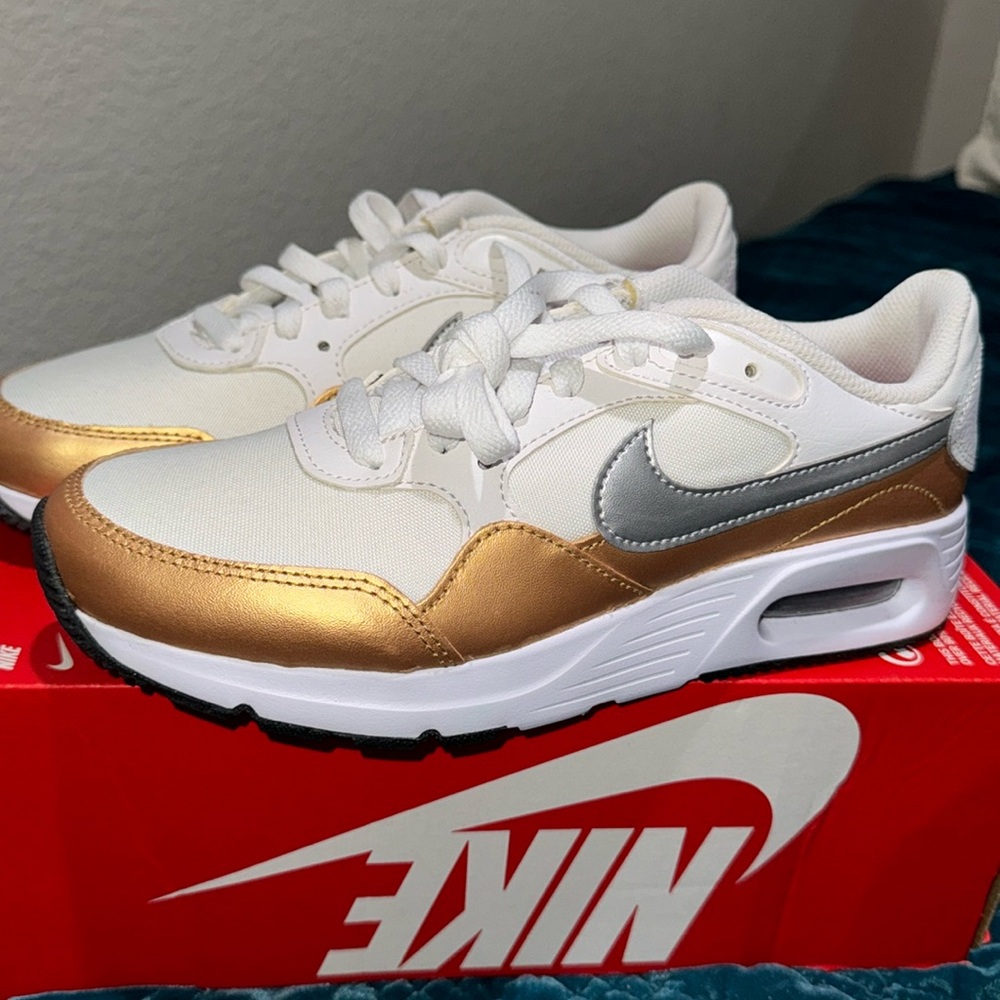 Brand new size 7.5 women’s Nike Air Max SC